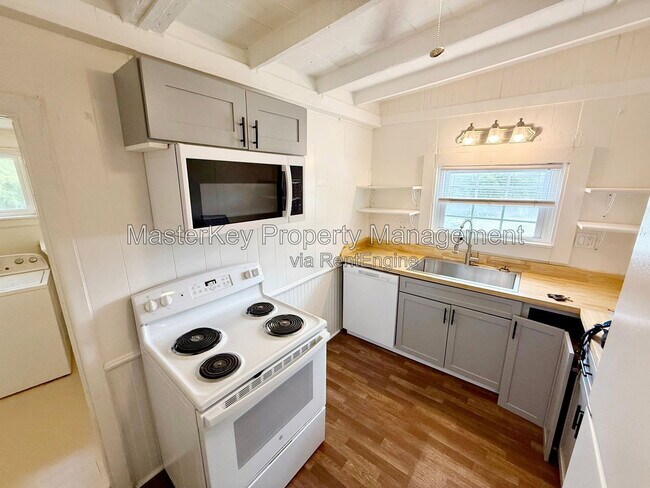 Building Photo - 302 Raynor St