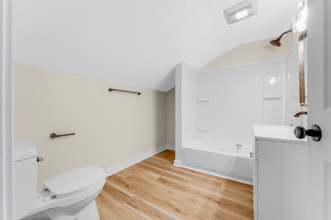 Building Photo - 911 Montrose Ave