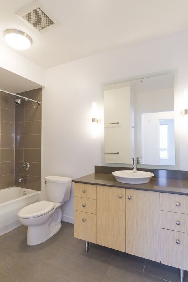 Building Photo - 2Bd/2Ba Seattle Condo