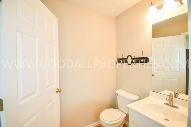Building Photo - 4 Bedroom 2.5 Bathroom home in Urbandale