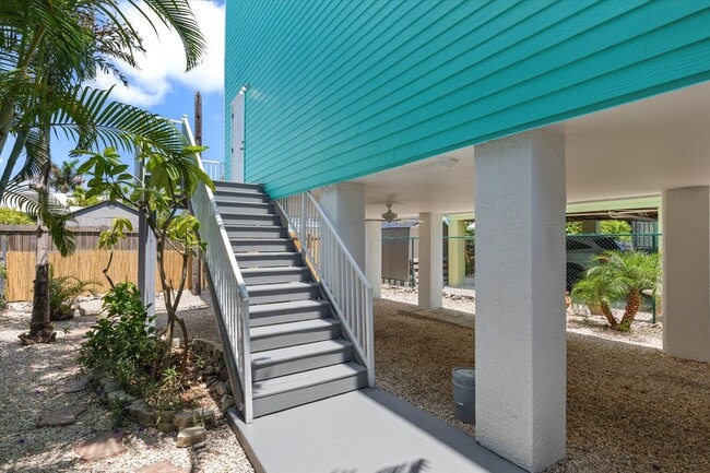 Building Photo - 2 Bedroom, 2.5 Bathroom AVAILABLE FOR 6 Months
