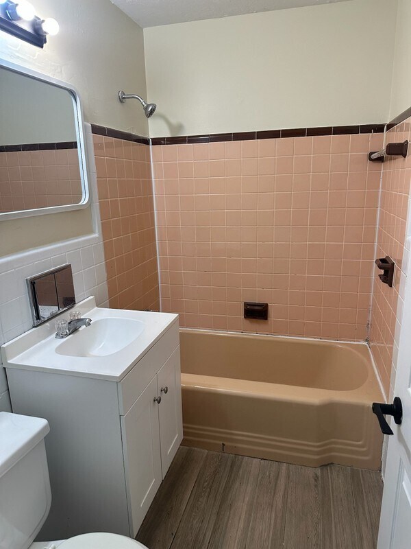 Building Photo - 204 Pineview Dr