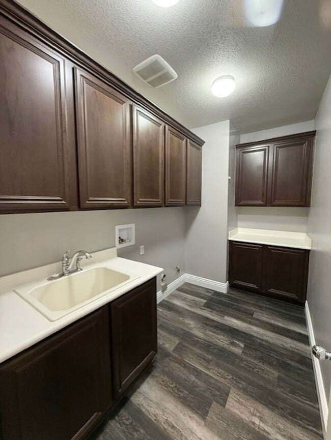 Building Photo - Home with Solar in Gated Sonora Wells