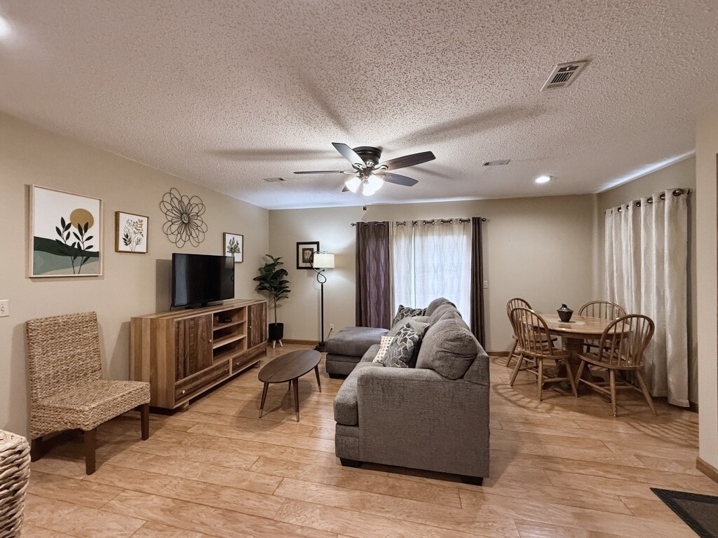 Building Photo - 1516 Meadowhill Dr