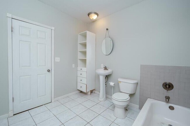 Building Photo - 547 1st St