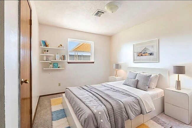 Building Photo - 700 Claremont Dr