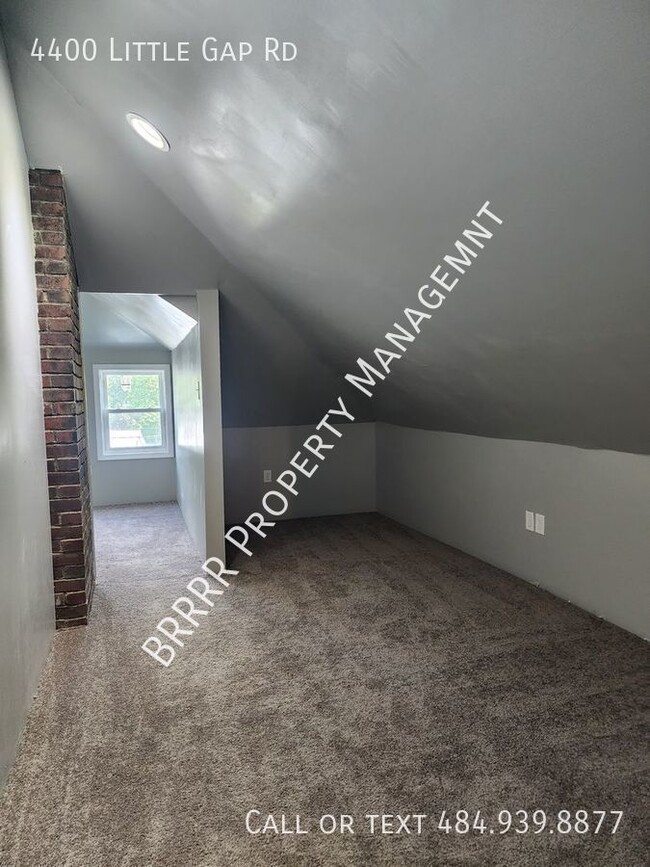 Building Photo - 4 bedroom 1.5 bathroom twin 5 minutes from...