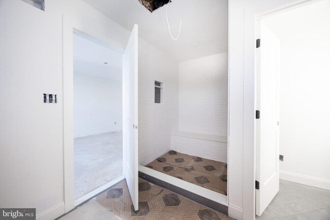 Building Photo - 453 E Franklin St