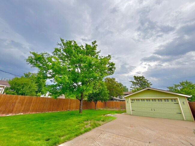 Building Photo - Immaculate, Updated, & Bright Home in West...