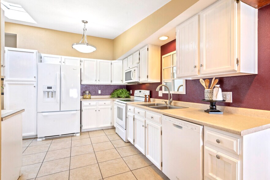 Building Photo - 1204 W 10th St