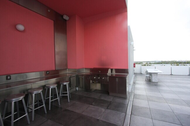 Building Photo - 2000 Metropica Wy