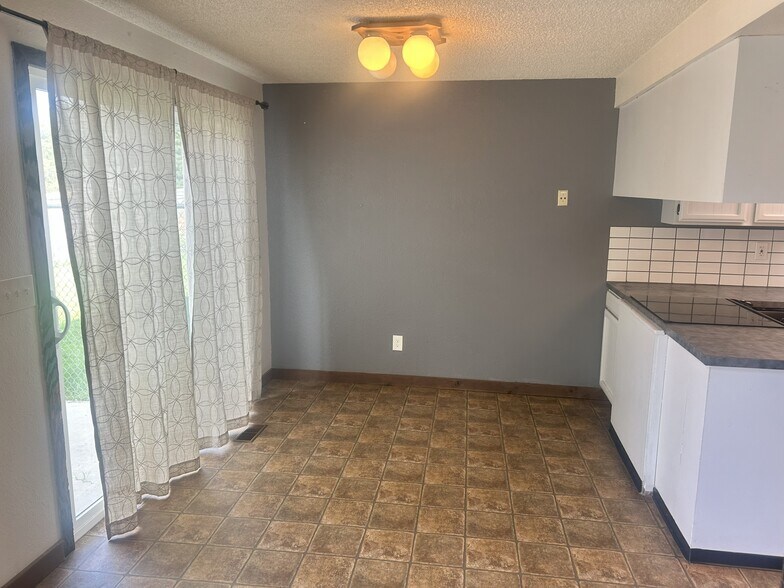dinning room - 2115 Pleasanton St