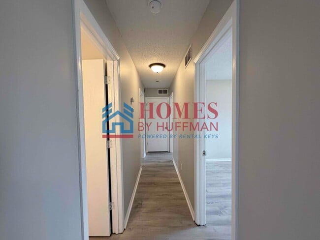 Building Photo - Three Bedroom House | Remodeled & Move in Ready