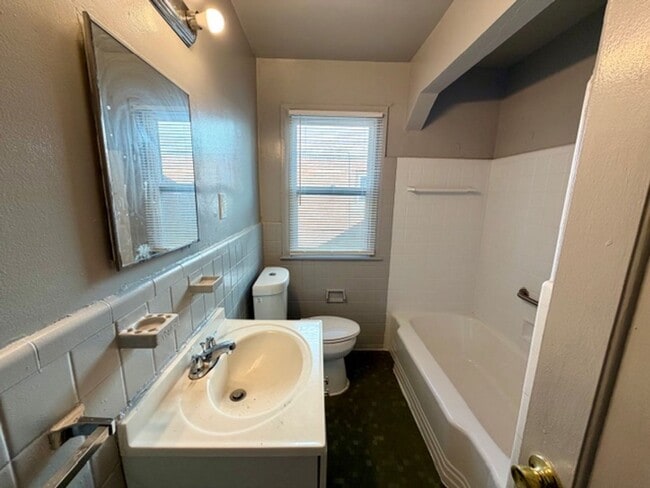 Building Photo - 3 Bedroom 1 1/2 Welcome Section 8