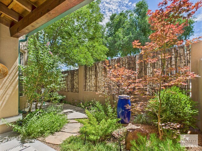Building Photo - Beautifully Done Custom Built Townhouse wi...