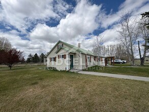 Building Photo - 2 Bed Home on .96 Acres!