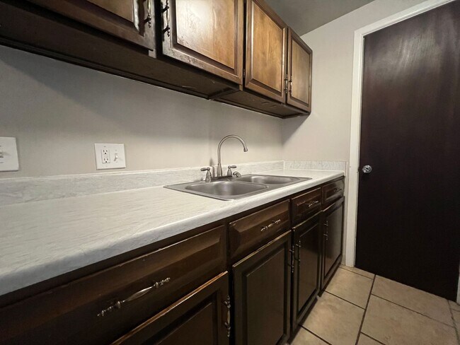 Building Photo - Robertson1001 (KC-JF-NB)