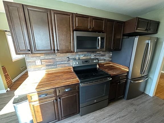 Building Photo - 105 Meadowview Dr