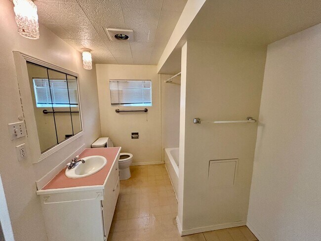 Building Photo - Freshly painted large home near Everett Mall AVAILABLE NOW