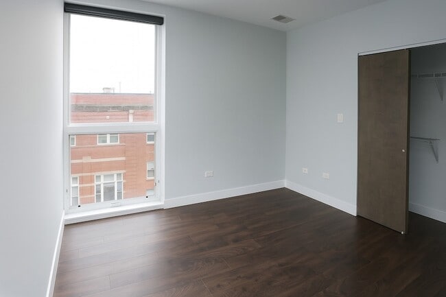 Building Photo - 3301 N Sheffield Ave