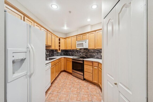 Building Photo - 2 bedroom in Kirkland WA 98034