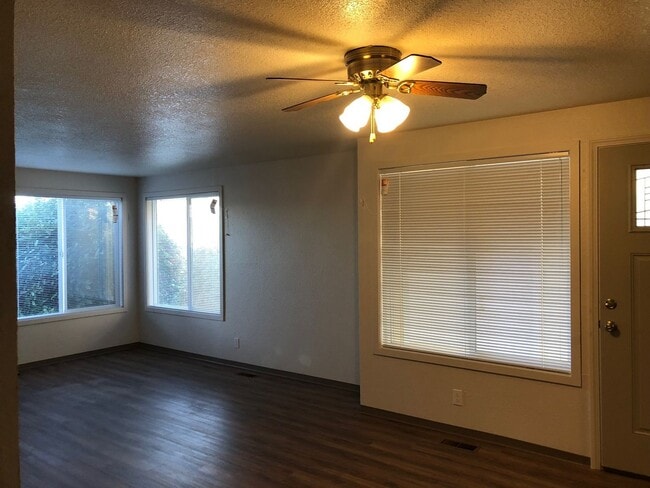 Building Photo - Cozy Condo on the Westside!