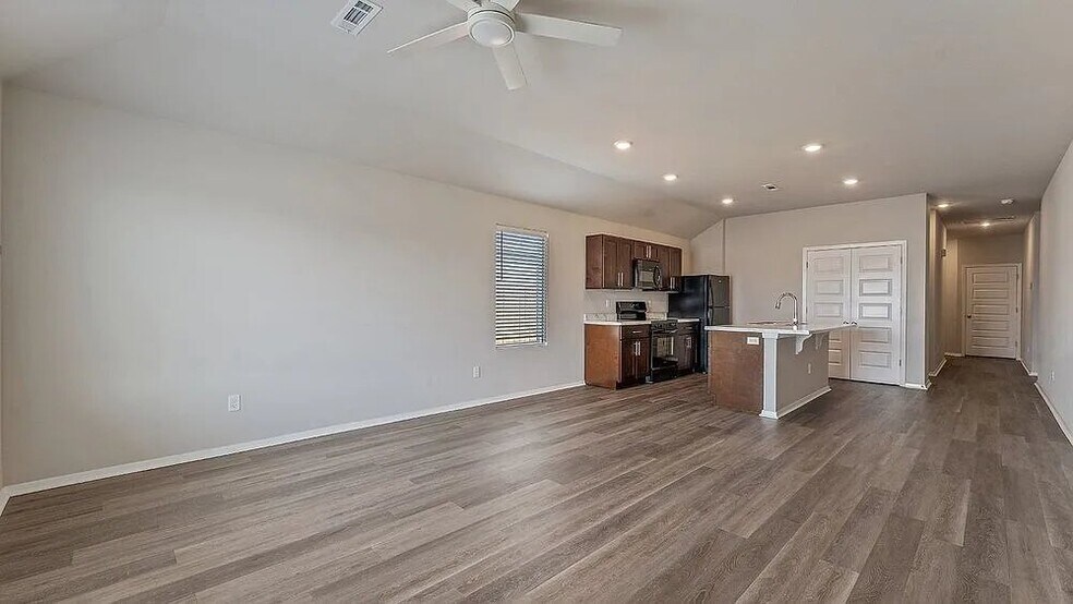 Building Photo - 2525 E Fox Mdw St