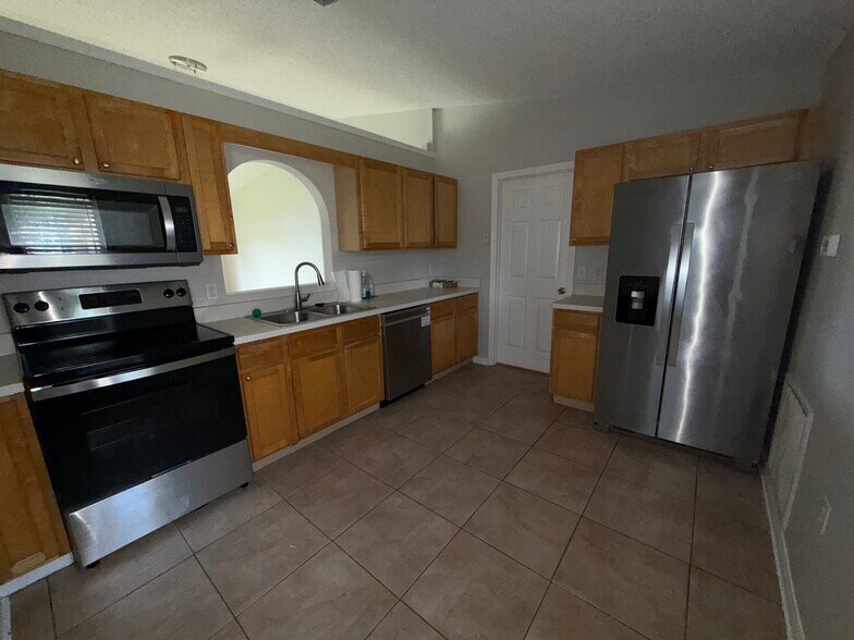 Kitchen - 2044 Corner Meadow Cir