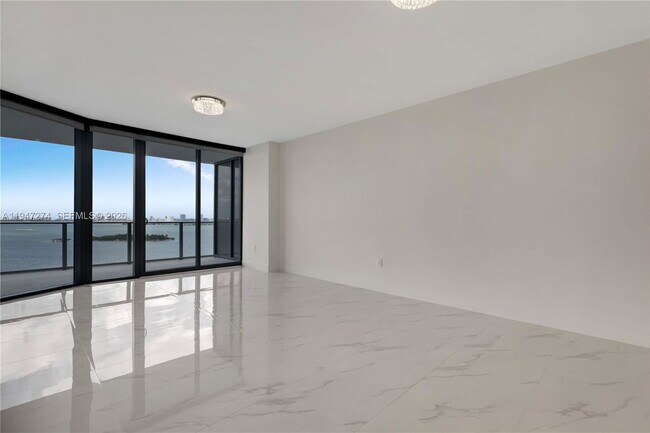 Building Photo - 700 NE 24th St