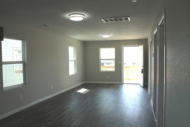 Building Photo - Stylish Remodel in Prime Location!