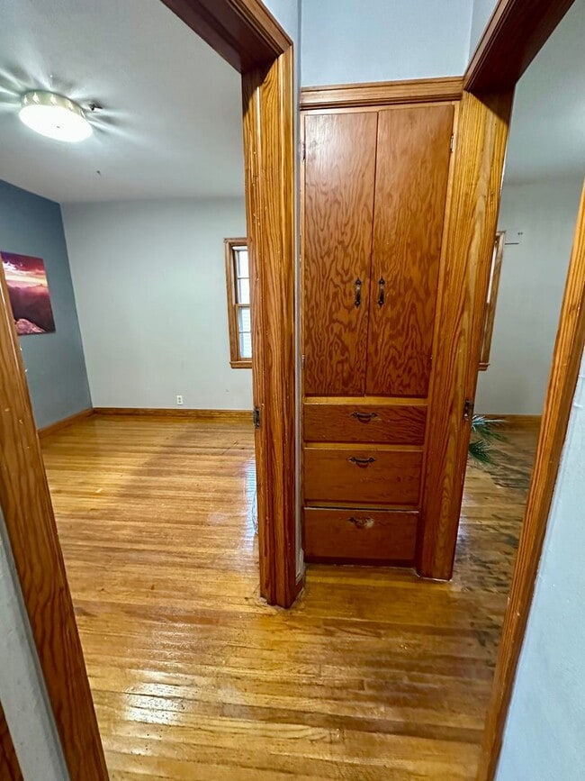 Building Photo - 4 Bed, 1.5 Bath Home for Rent in Waterloo ...
