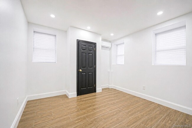 Building Photo - 2775 Pond Pl