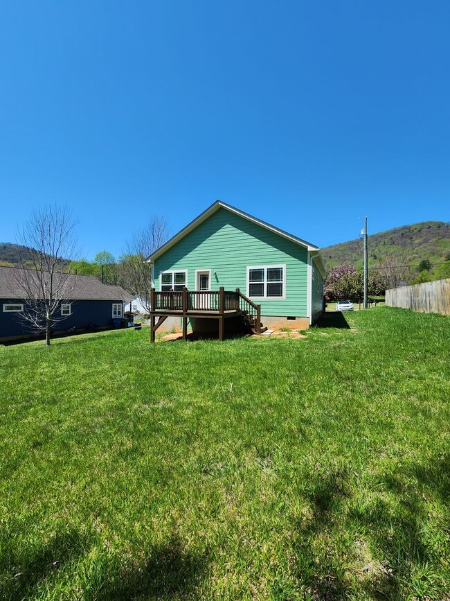 Building Photo - Renovated East Asheville Rental!