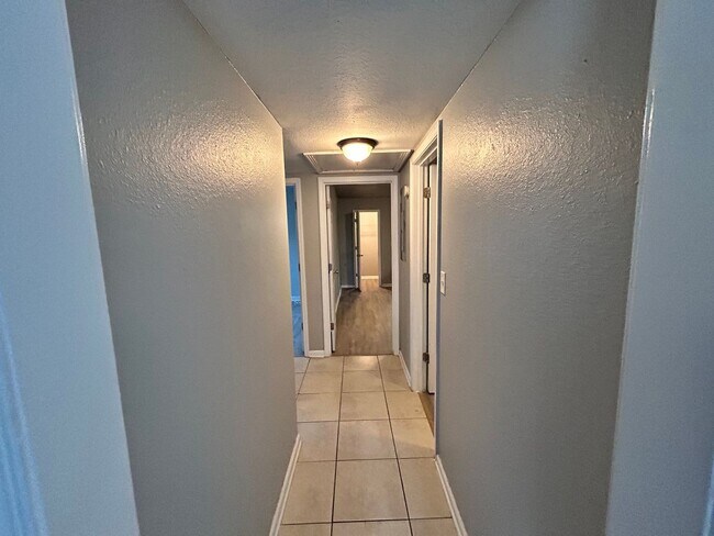 Building Photo - Northside 3/2 Home For Rent!