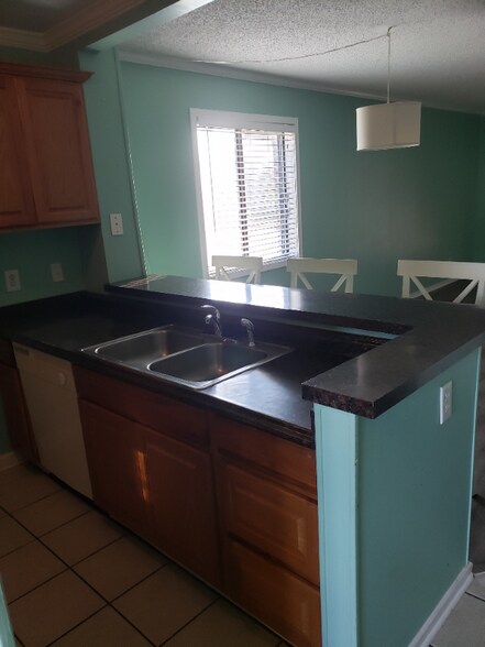 Building Photo - 4015 Fairway Dr