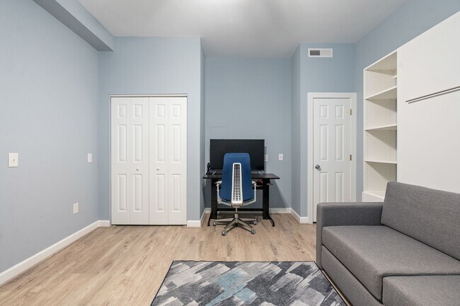 Building Photo - Beautiful Southern Village townhome - Furnished - Mid / Long Term lease options