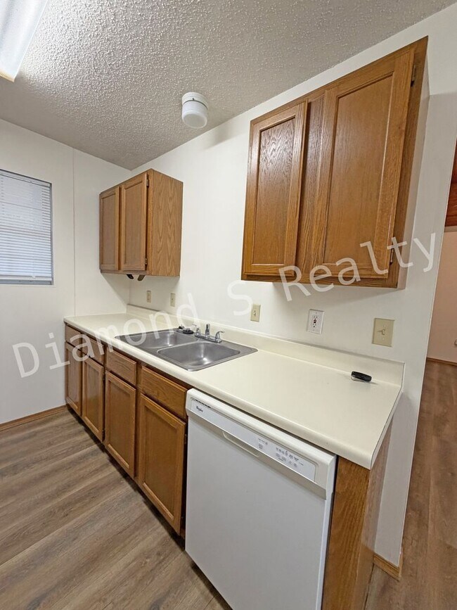 Building Photo - 3 Bed / 1.5 Bath Home - Great South Spring...