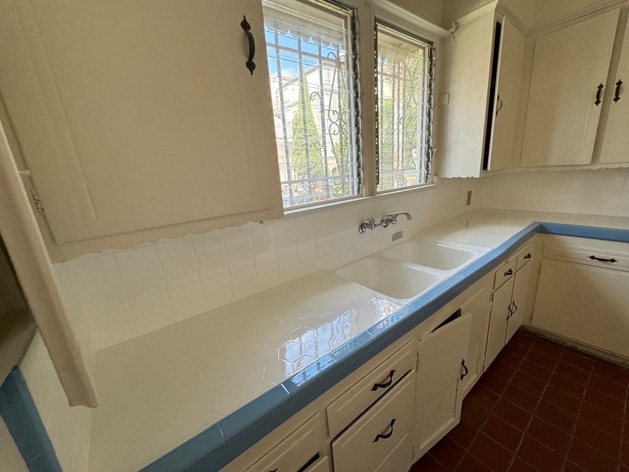 Building Photo - 422 S Detroit St