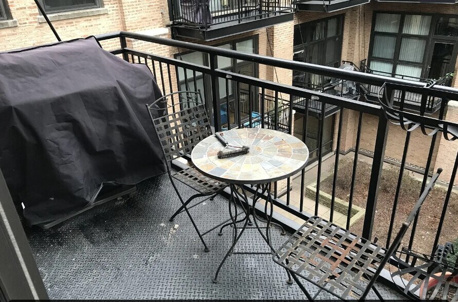 patio - 1040 W Adams St
