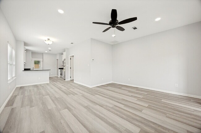 Building Photo - "Charming 3-Bed Home with Granite Elegance on East Pecan Street, Sherman, TX!"