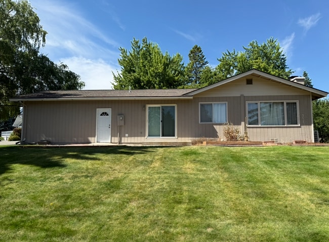 Building Photo - Beautiful Lakeside Home