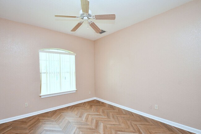 Room - 2881 Fontainebleau Ave SE