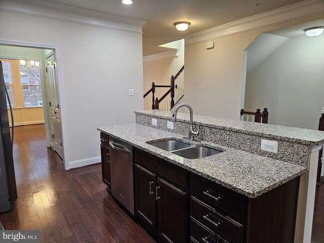 Building Photo - 6041 Maple Hill Rd