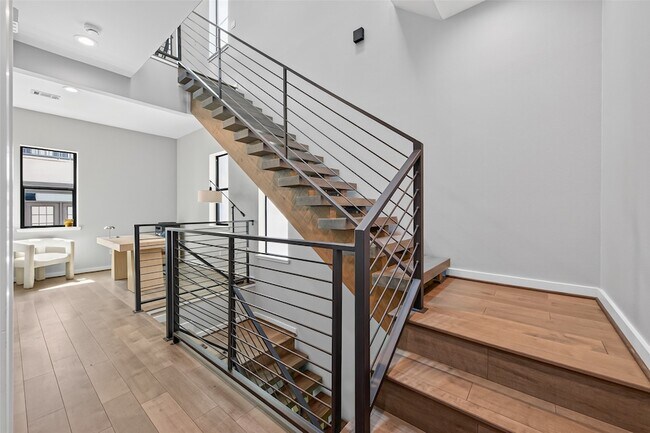 Building Photo - 607 Memorial Heights Dr