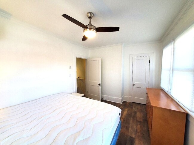 Building Photo - Beautiful 2BR/1BA Apartment with Utilities Included – Prime Downtown Location