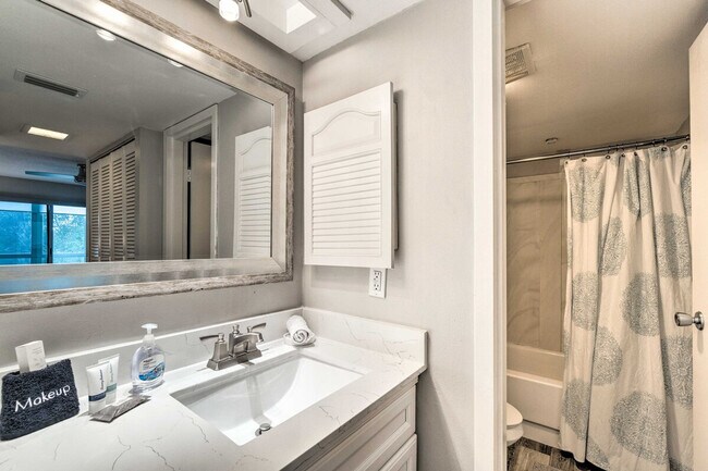 Building Photo - 1037 W Peppertree Dr