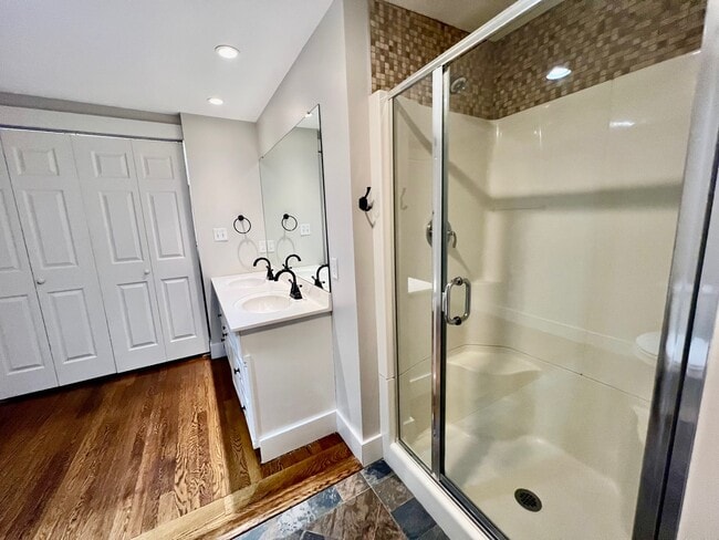 Building Photo - 435 Foxon Rd