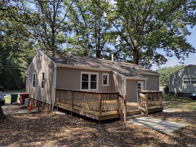 Building Photo - 2525 Deerfield Dr