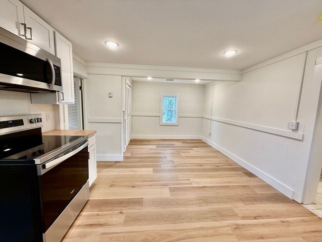 Building Photo - Newly Renovated 3 Bdrm Close to Campus! Avail Aug 2026 $2,250 or $1,500 for Now thru July 2026!