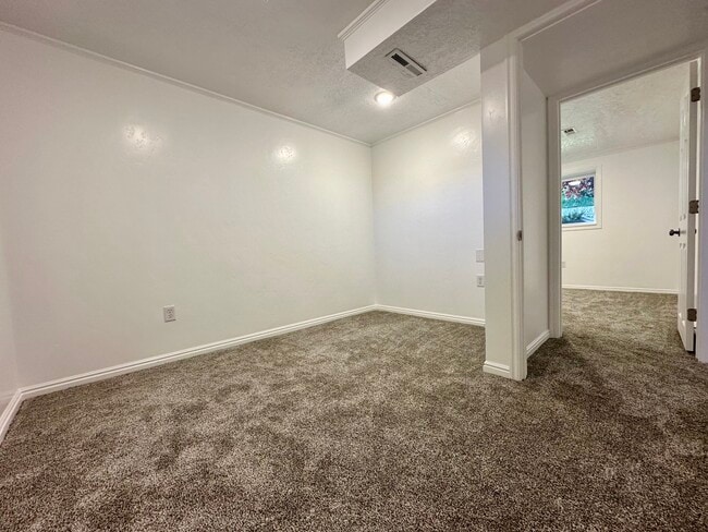 Building Photo - 45 River Cir Dr